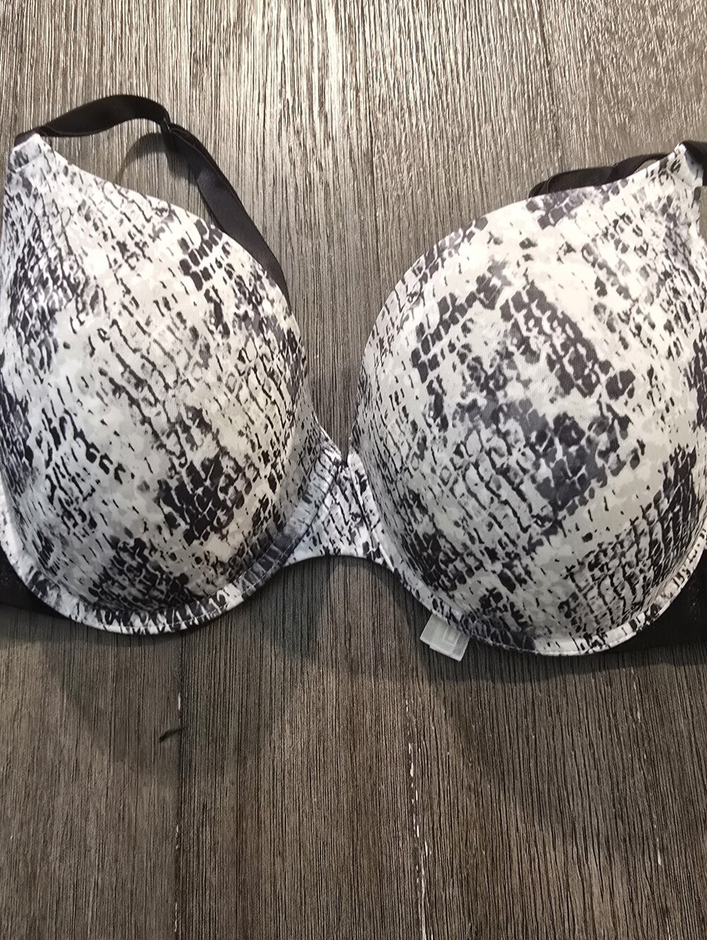 Victoria Secret Sz. 36DD Black/white Push Up Bra